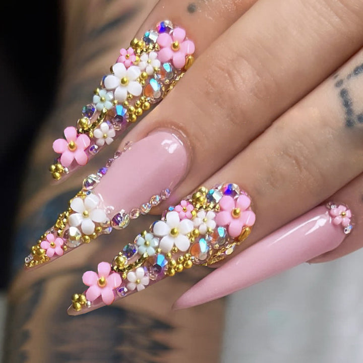 Kunstnagelset mit floralen 3D-Verzierungen und Glitzer Karnz