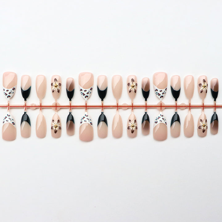 Künstlerisches Press-On Nagelset mit floralem Design