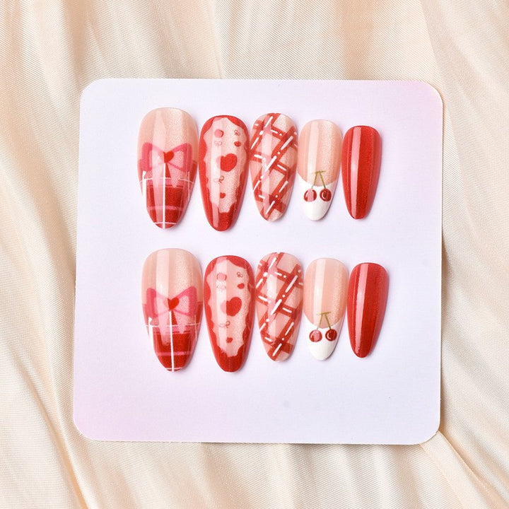 Kunstnagelset mit verspielten Herz- und Kirschmotiven Karnz