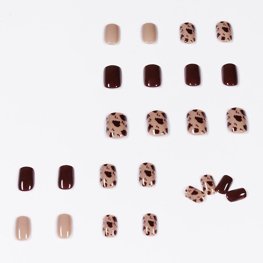 Exklusive Nagelart mit Tiermuster und Glanz Karnz