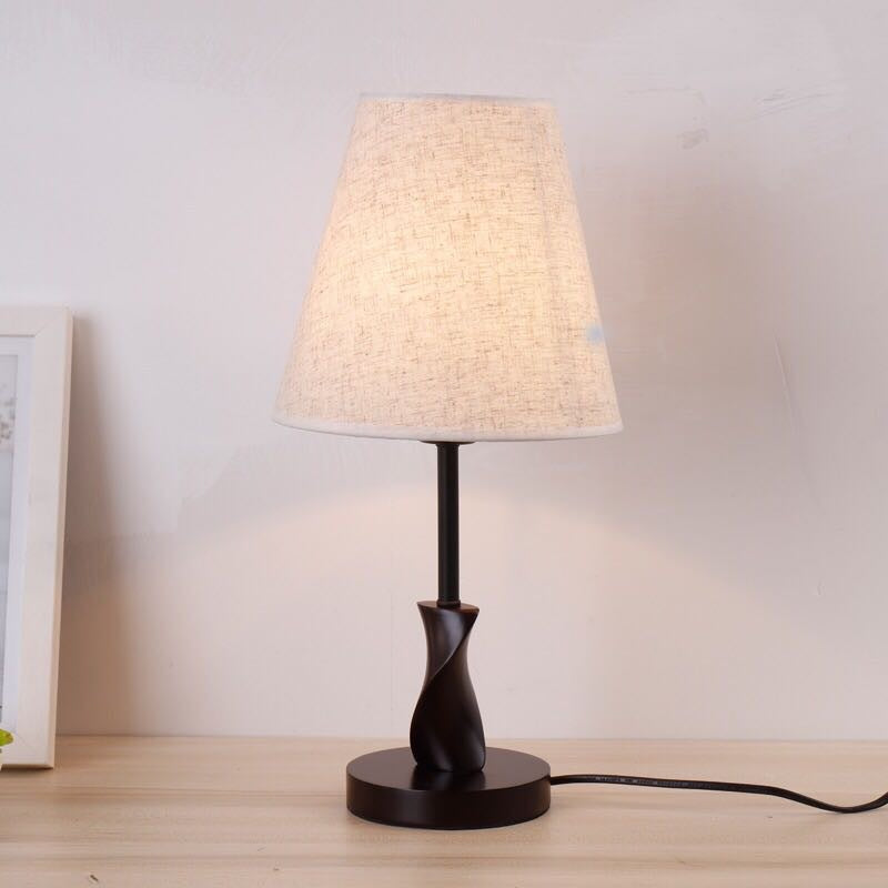 Elegante gedrehte Tischlampe