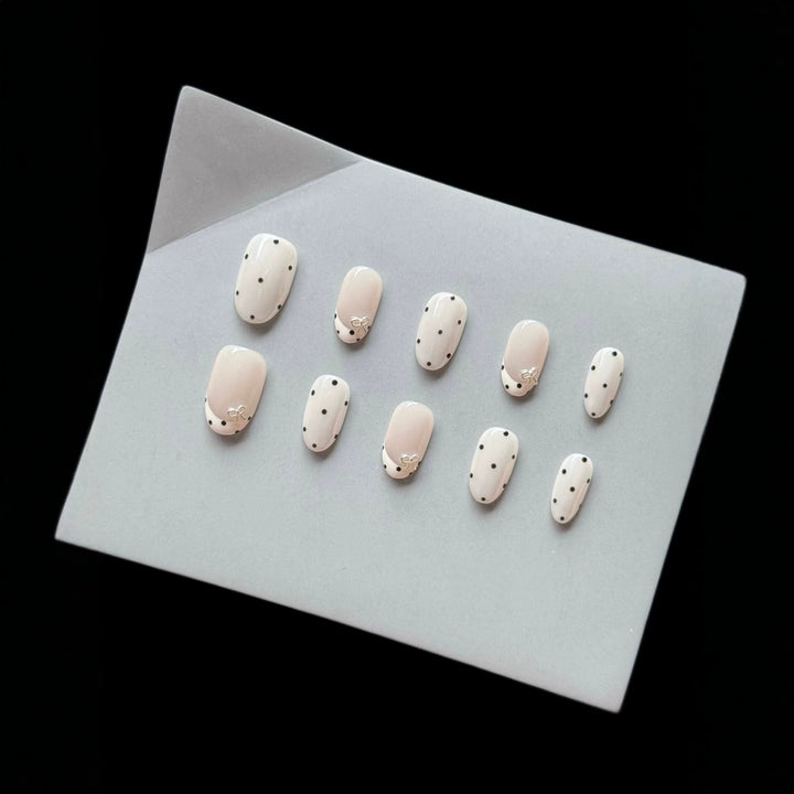 Dekoratives Press-On-Nagelset mit elegantem Punktemuster