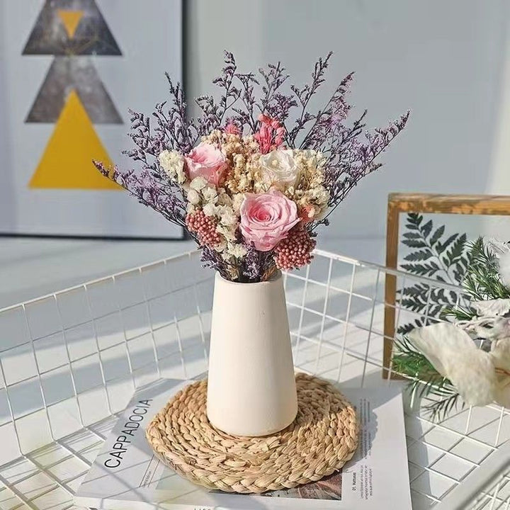 Eleganter Trockenblumenstrauß mit dekorativer Vase