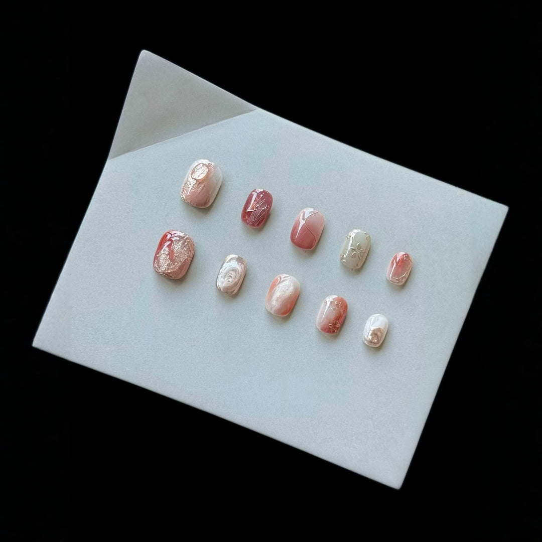 Künstlerisches Press-On Nagelset mit Marmor- und Metallic-Akzenten