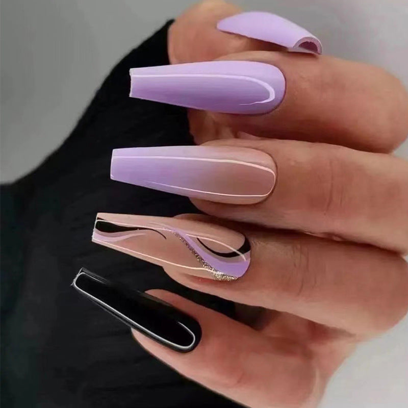 Kunstvolle Nagelverlängerungen im eleganten Design Karnz