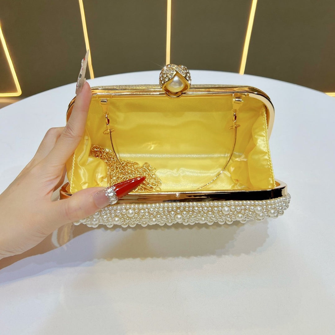Dekorative Perlen-Clutch mit goldenen Akzenten