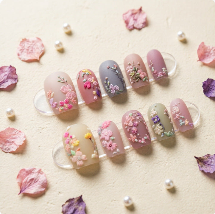 Kunstnail-Design mit Floralen Motiven Karnz
