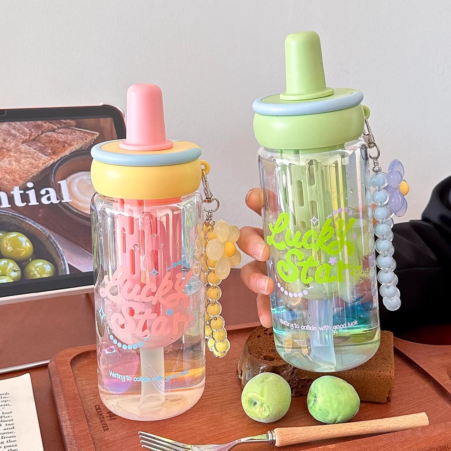 Damen kreative Trinkflasche mit integriertem Strohhalm und Schlüsselanhänger Karnz