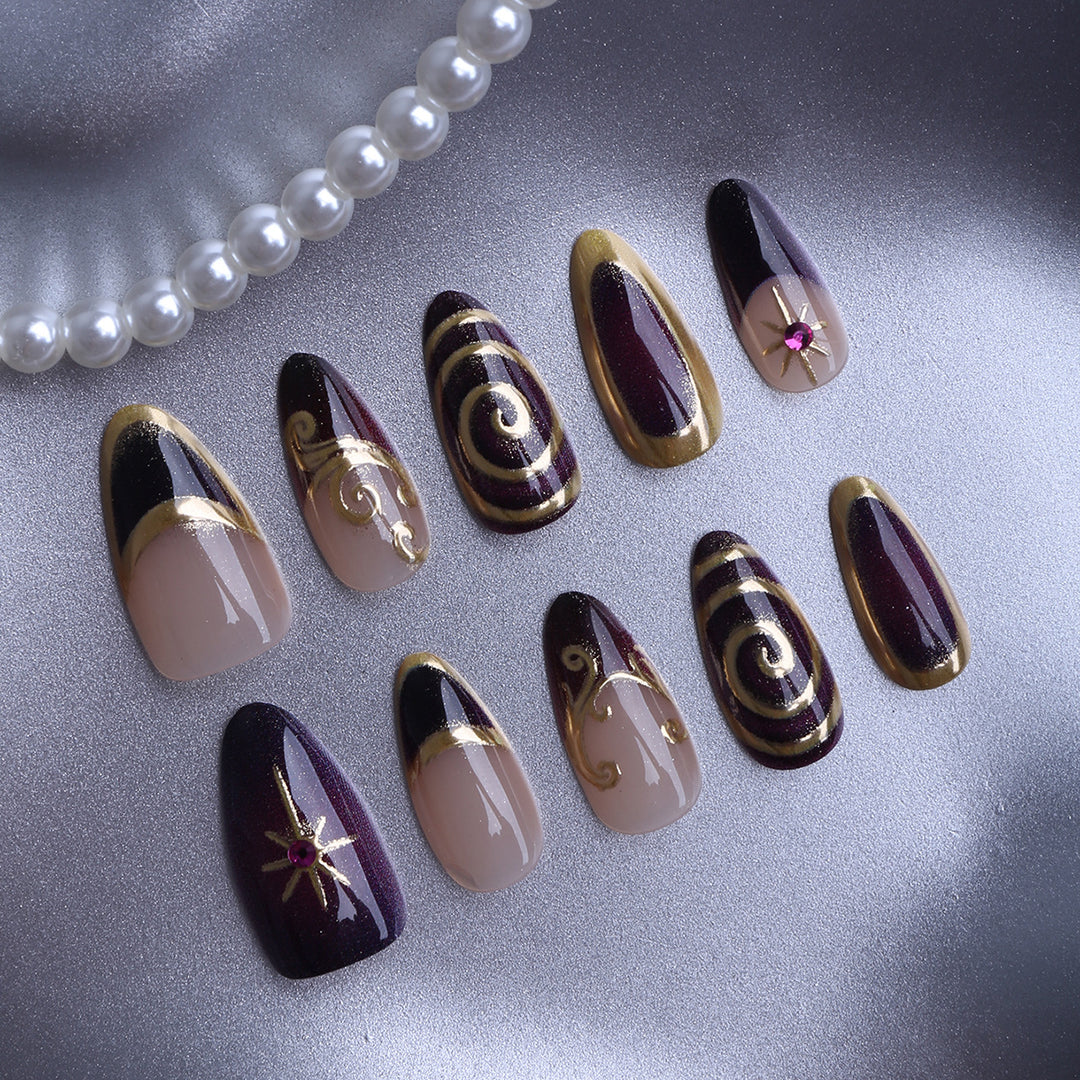 Elegante Kunstnägel mit Luxuriösem Gold-Design Karnz
