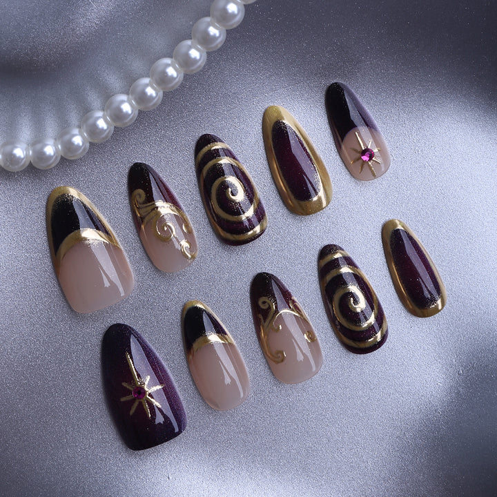 Elegante Kunstnägel mit Luxuriösem Gold-Design Karnz