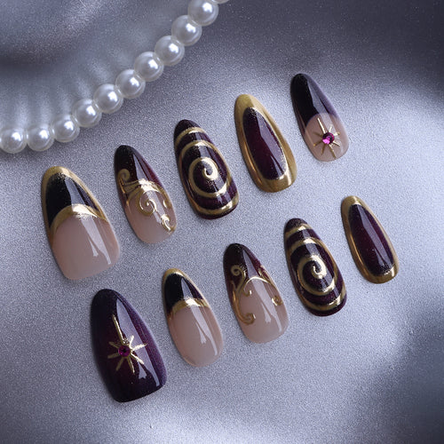 Elegante Kunstnägel mit Luxuriösem Gold-Design Karnz