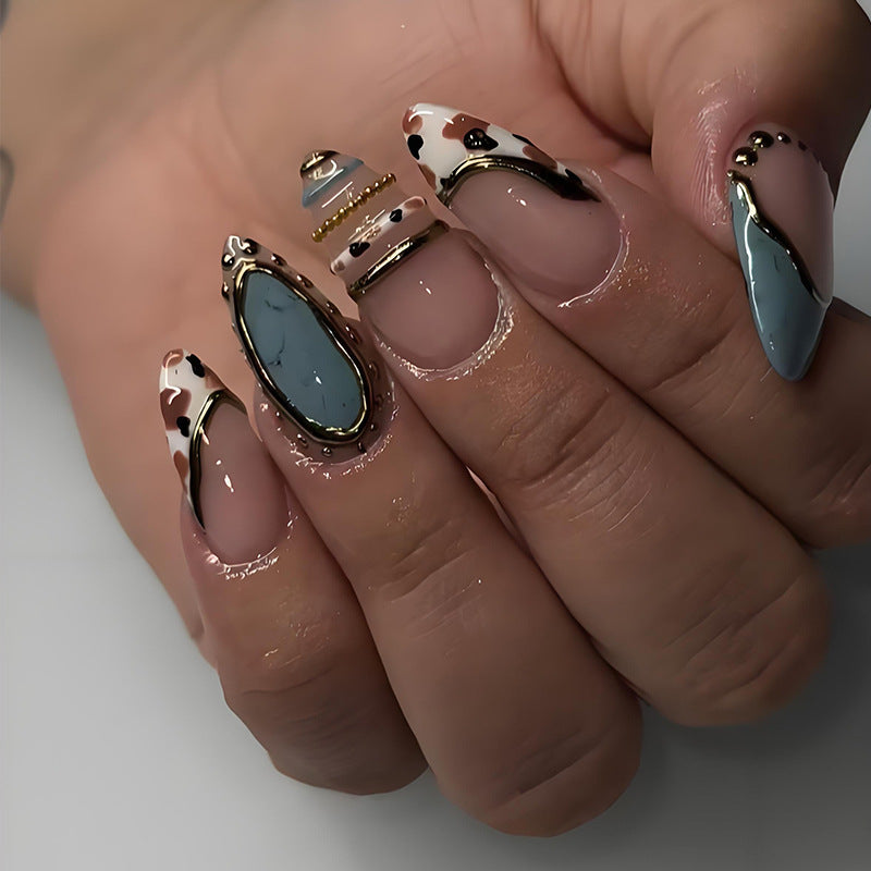 Kunstnagelset mit luxuriösen Dekorationselementen und eleganten Designs Karnz