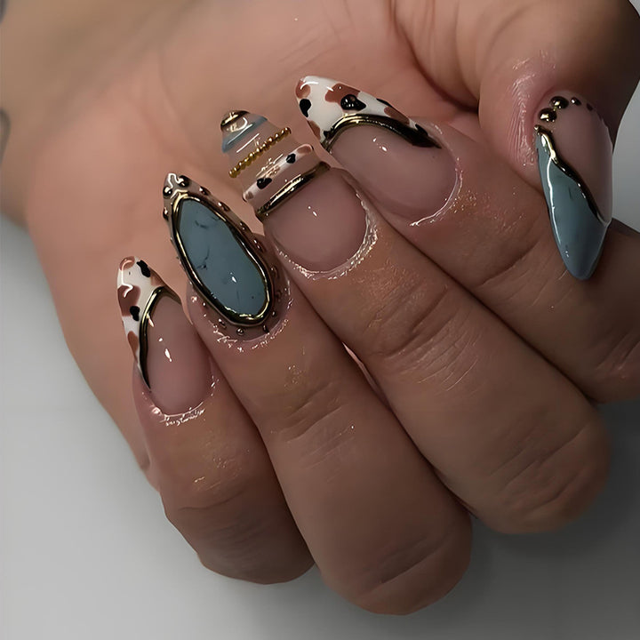 Kunstnagelset mit luxuriösen Dekorationselementen und eleganten Designs Karnz