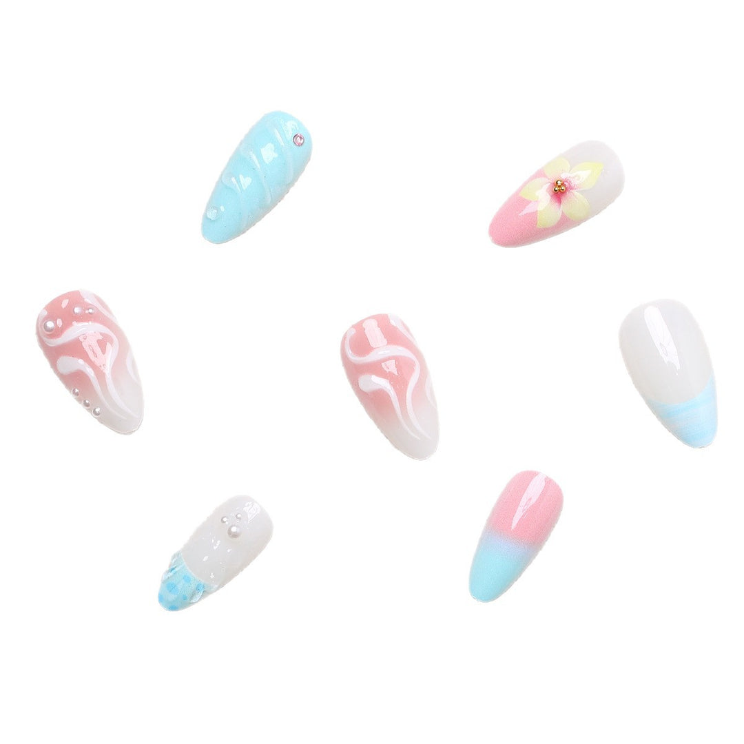 Kunstnagelset mit floralen und muschelförmigen Designs Karnz
