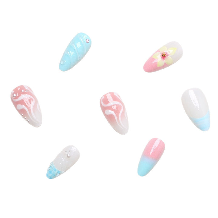 Kunstnagelset mit floralen und muschelförmigen Designs Karnz