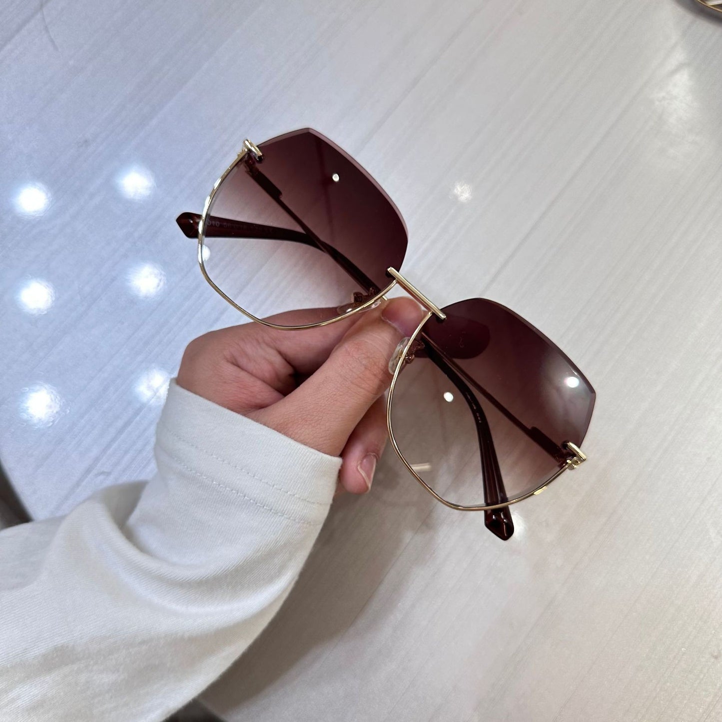 Damen Sonnenbrille mit elegantem, breitem Rahmen und luxuriösen Akzenten Karnz