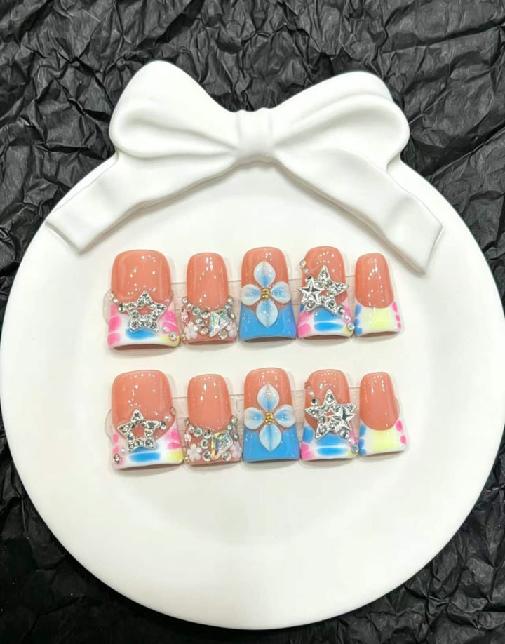 Dekoratives Press-On Nail Art Set mit floralen und Insektenakzenten