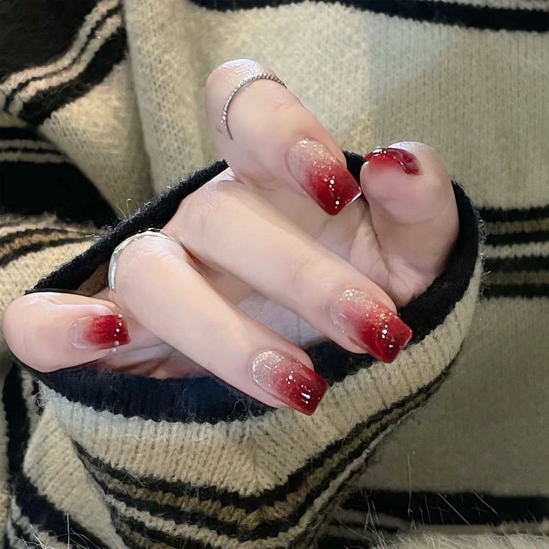 Glamouröse Kunstnägel mit Glitzer-Gradient Karnz