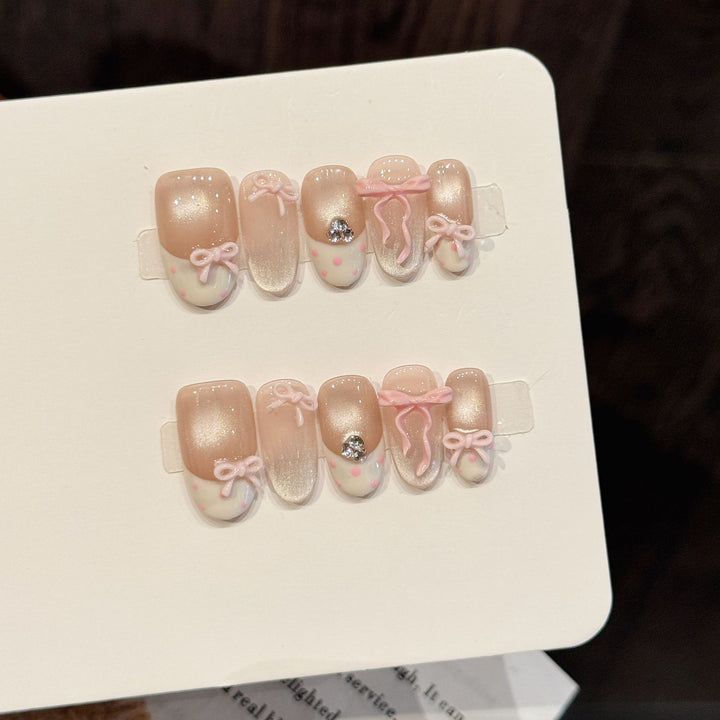 Elegantes Nagelkunst Press-On Set mit 3D Schleifenakzenten