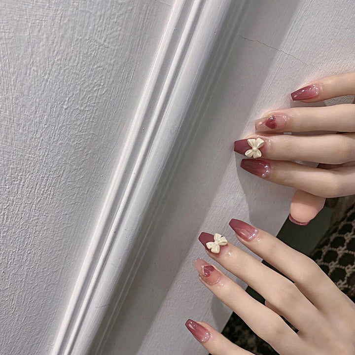 Glamouröse Kunstfingernägel mit Herz-Design und Glitzernden Akzenten Karnz