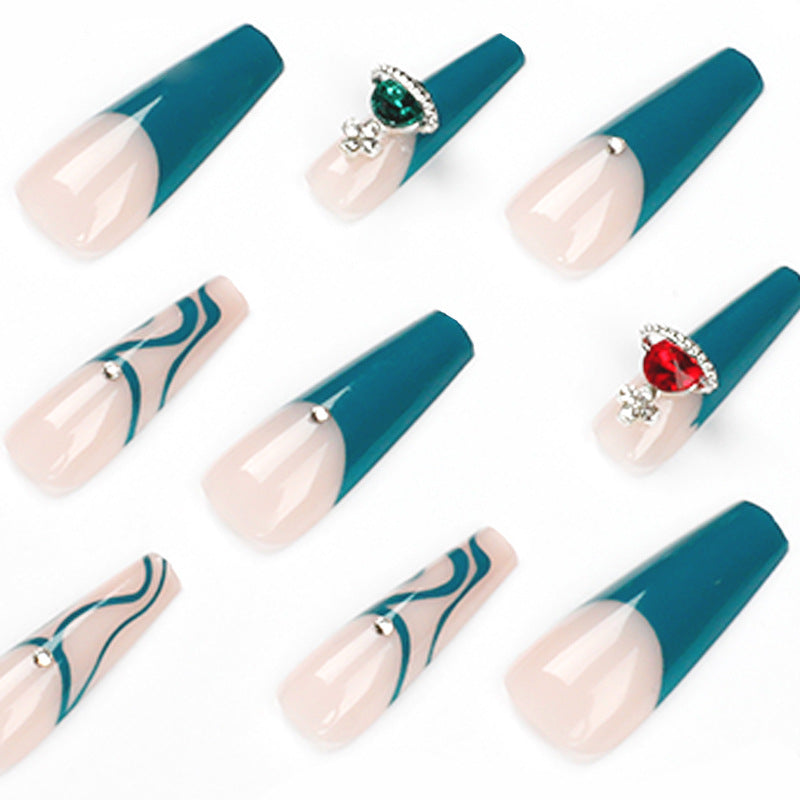 Kunstvolle Nagelverzierung mit eleganten Akzenten Karnz