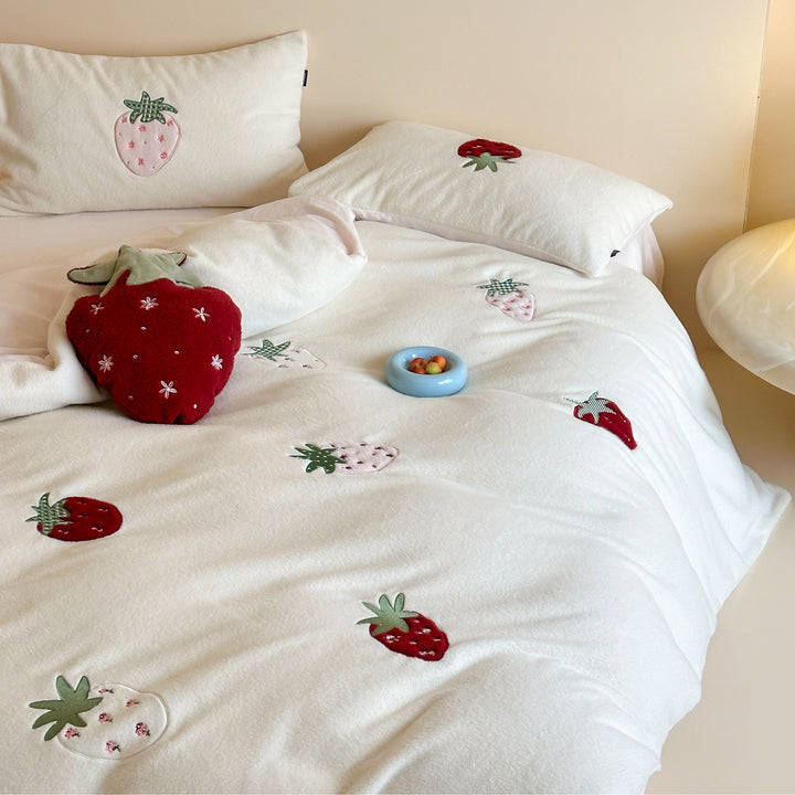 Bestickte Baumwoll-Bettbezug-Sets mit Erdbeer-Applikation
