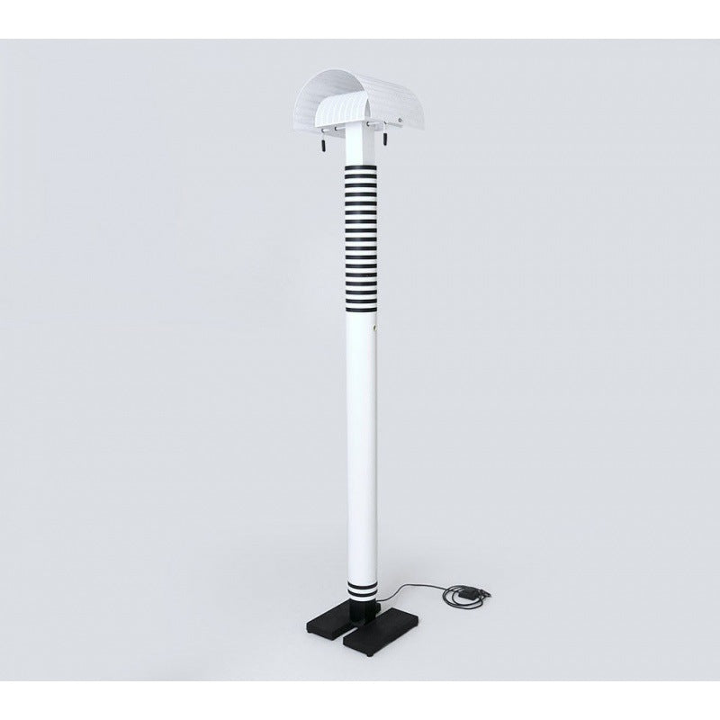 Moderne dekorative Tischlampe mit gestreiftem Fuß