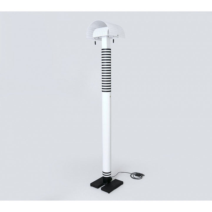 Moderne dekorative Tischlampe mit gestreiftem Fuß