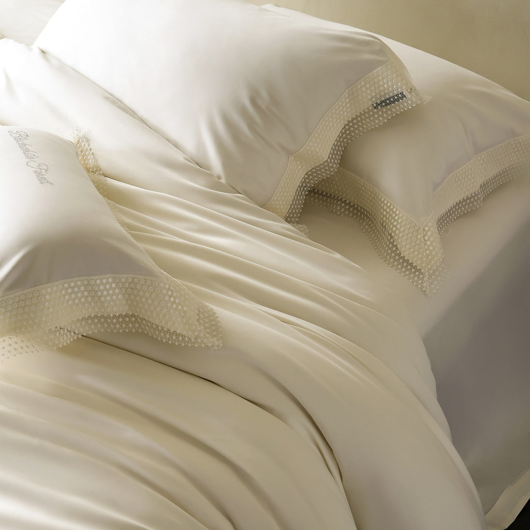Edles Baumwollsatin-Bettwäsche-Set mit feiner Spitzenbordüre und Hotelverschluss
