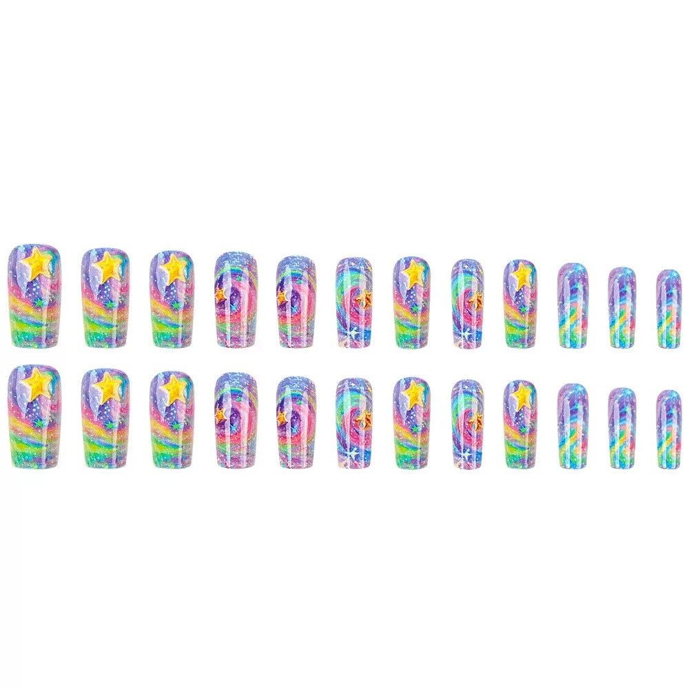 Glitzerndes Kunstnagelset mit buntem Spiral-Design und Sternenakzenten Karnz