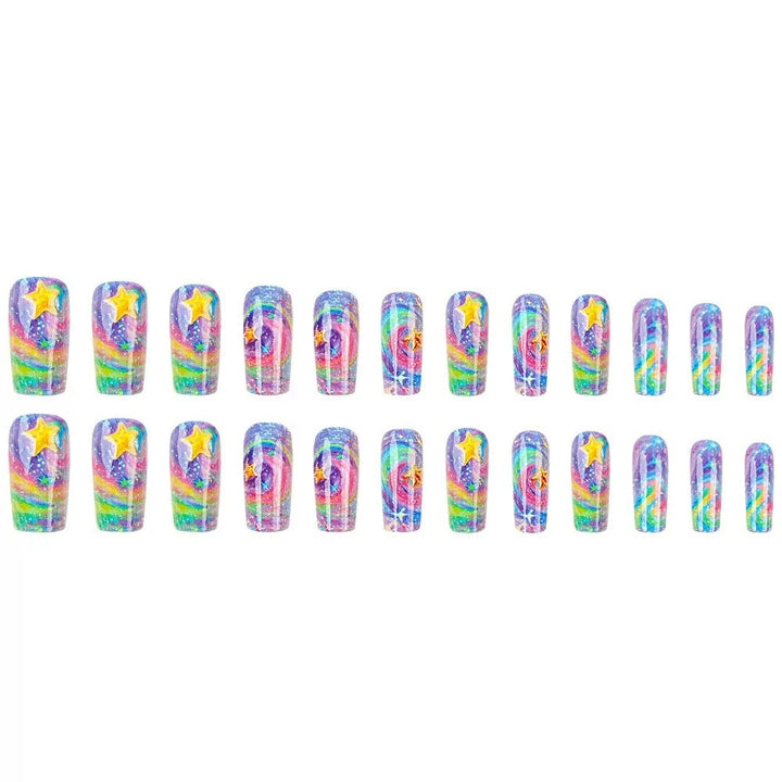 Glitzerndes Kunstnagelset mit buntem Spiral-Design und Sternenakzenten Karnz