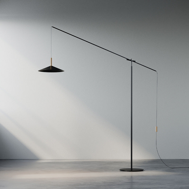 Verstellbare Bogenstehlampe mit minimalistischem Design