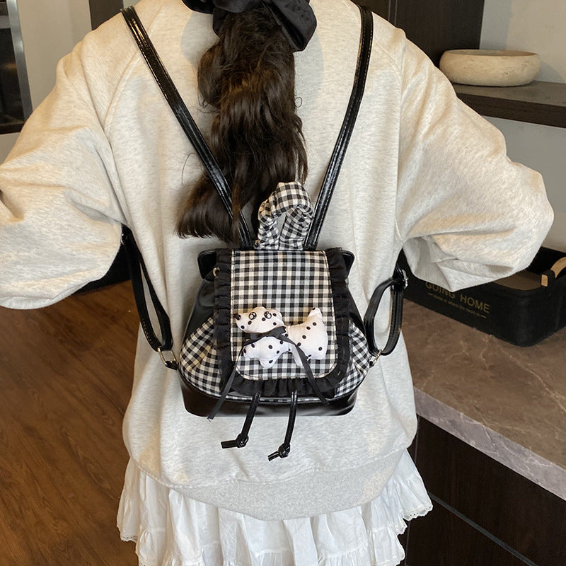 Verspielter Rucksack mit Karomuster und Tierapplikation Karnz