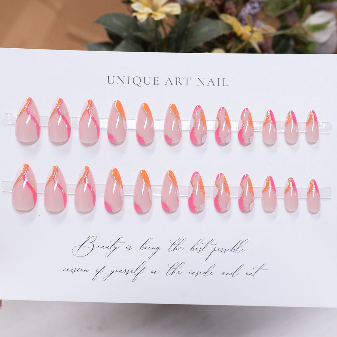 Künstlerisch glitzerndes Stiletto-Nageldesign