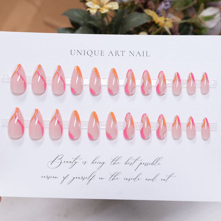 Künstlerisch glitzerndes Stiletto-Nageldesign