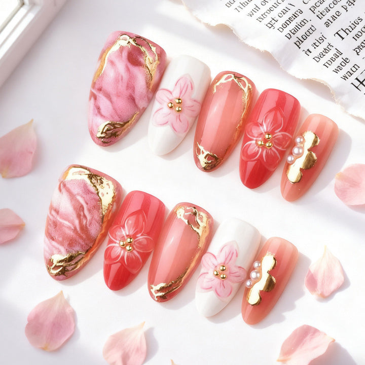 Kunstvolle Nagelspitzen mit floralem Touch Karnz