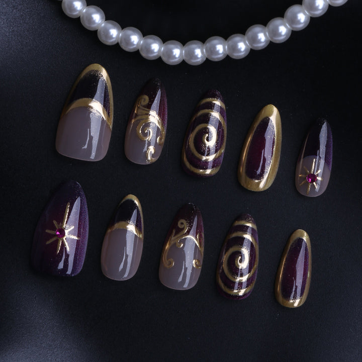 Elegante Kunstnägel mit Luxuriösem Gold-Design Karnz