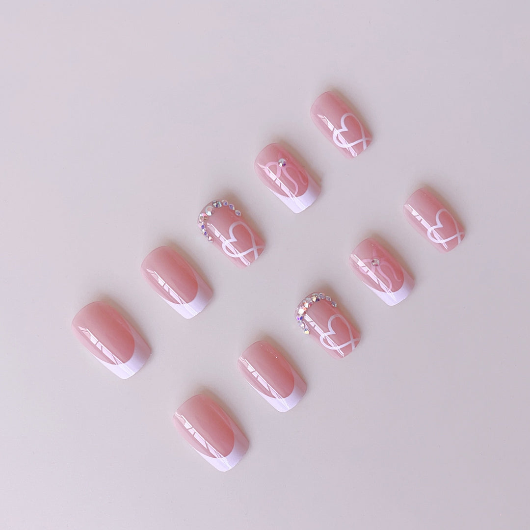 Elegantes Nagelkunst-Set mit Herzmotiven und Strassdetails Karnz