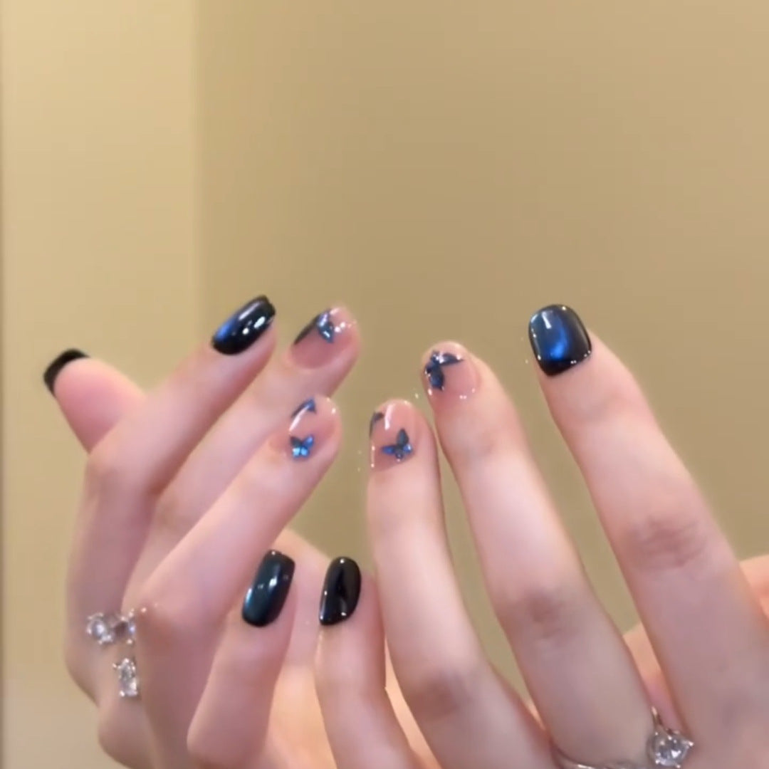 Künstliche Nail Art mit Glitzer und Blumenmotiven Karnz