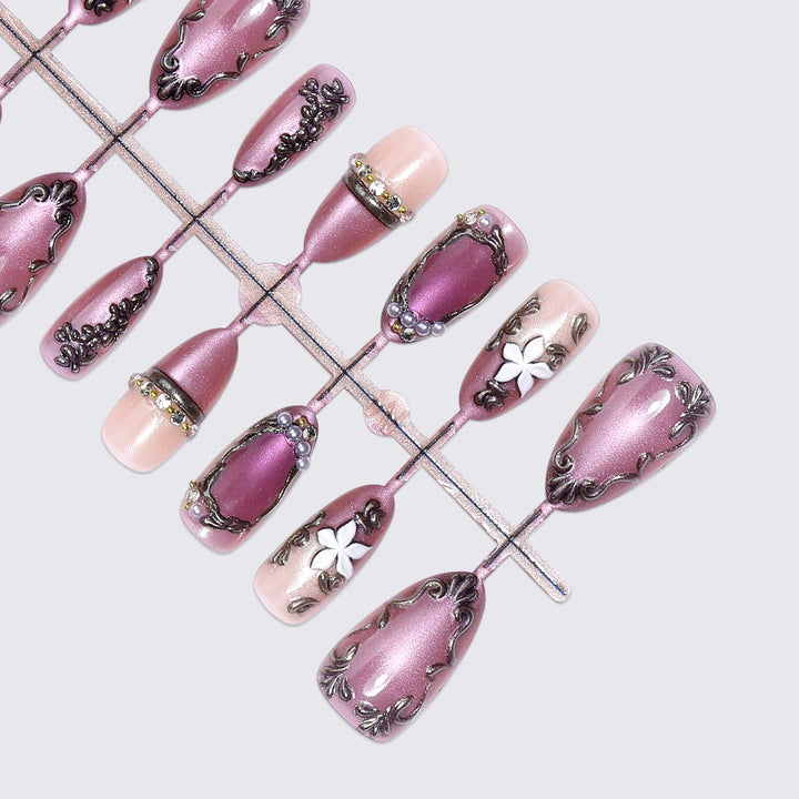 Kunstnagelset mit floralem Design und glamourösen Akzenten Karnz