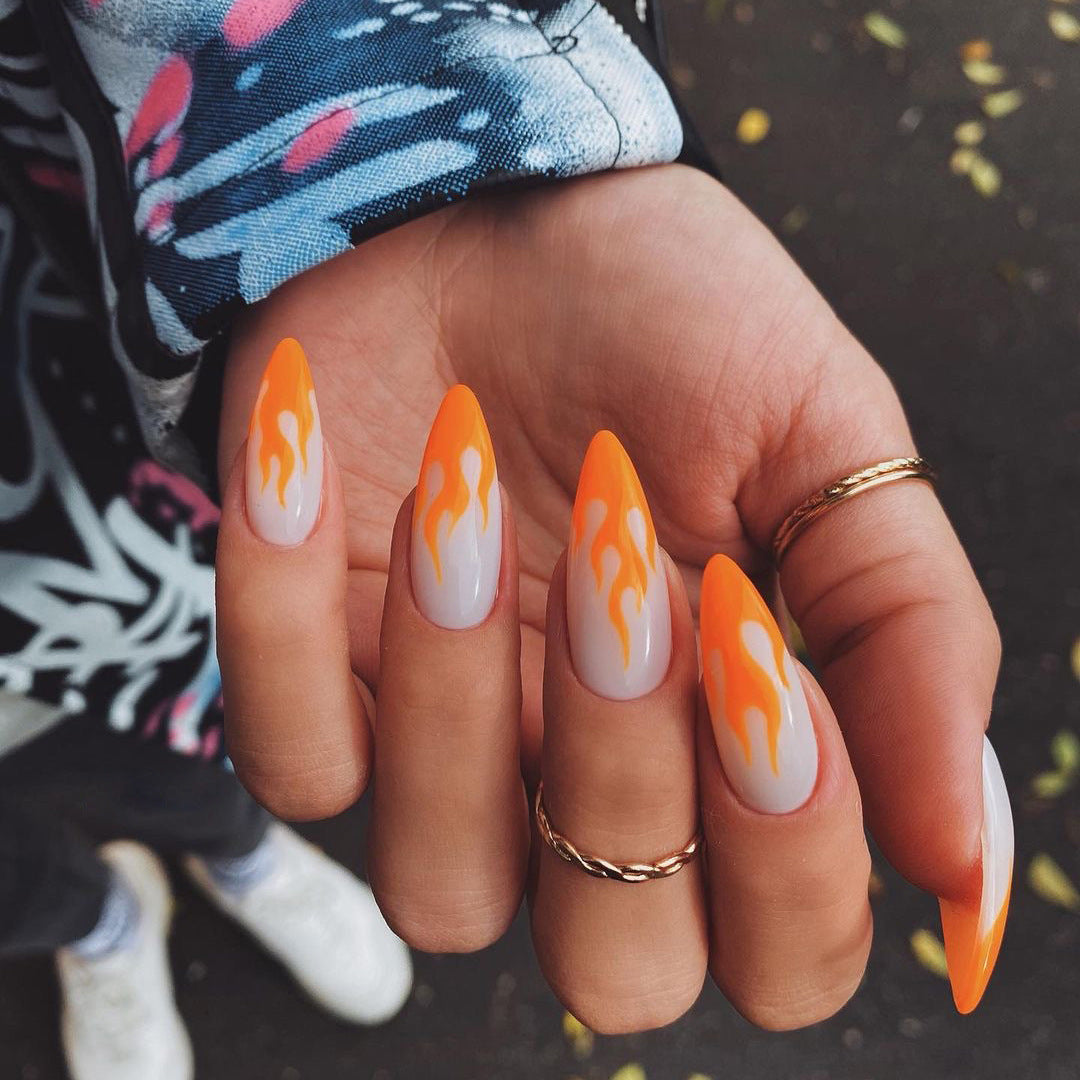 Kunstvolle Nagelverlängerungen mit elegantem Blattmuster Karnz
