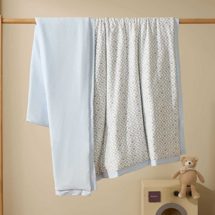 Doppellagige Babykrabbeldecke aus Baumwoll-Jersey mit leichter Wattierung und zartem Allover-Tierprint