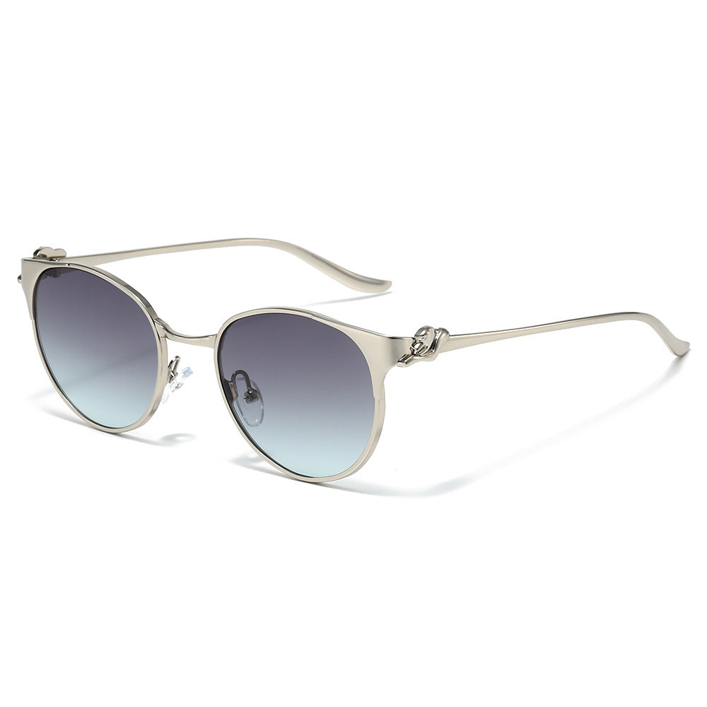 Elegante Cat-Eye-Sonnenbrille mit dekorativen goldenen Akzenten Karnz