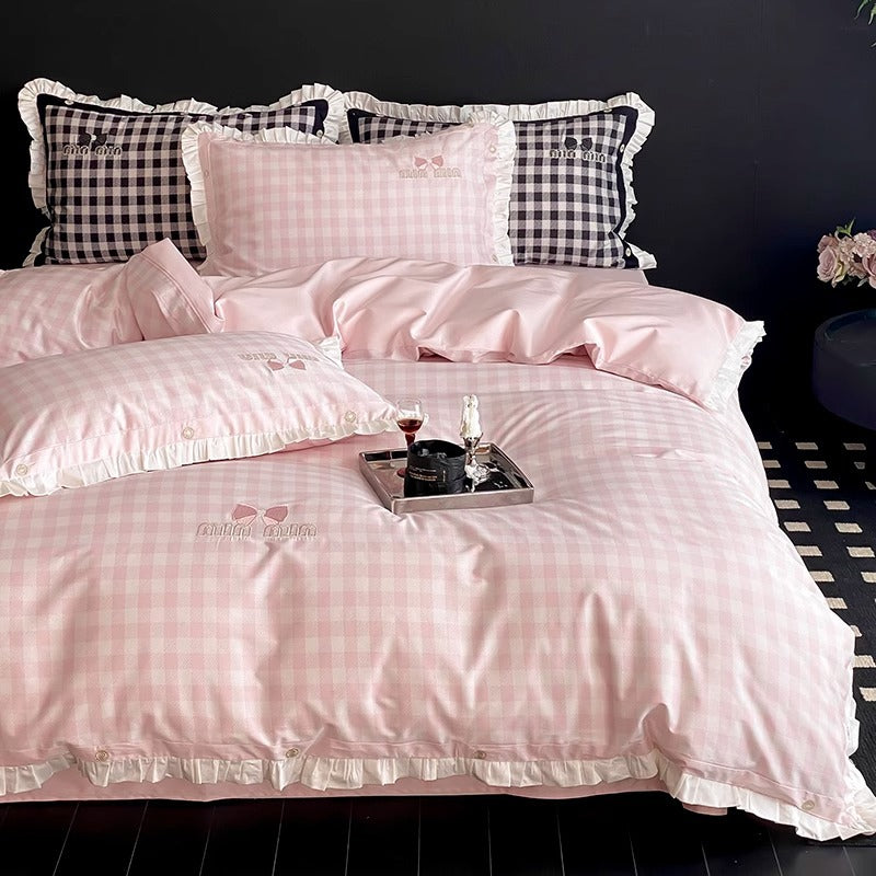 Romantisches Gingham Rüsch Baumwollsatin Bettbezug Set mit gesticktem Schleifen- und Knopf-Paspel Kopfkissenbezügen