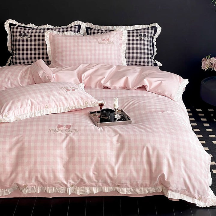 Romantisches Gingham Rüsch Baumwollsatin Bettbezug Set mit gesticktem Schleifen- und Knopf-Paspel Kopfkissenbezügen