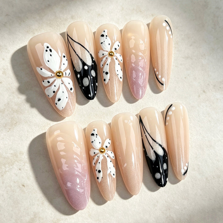 Künstlerisches Press-On-Nagel-Set mit floralen und abstrakten Designs