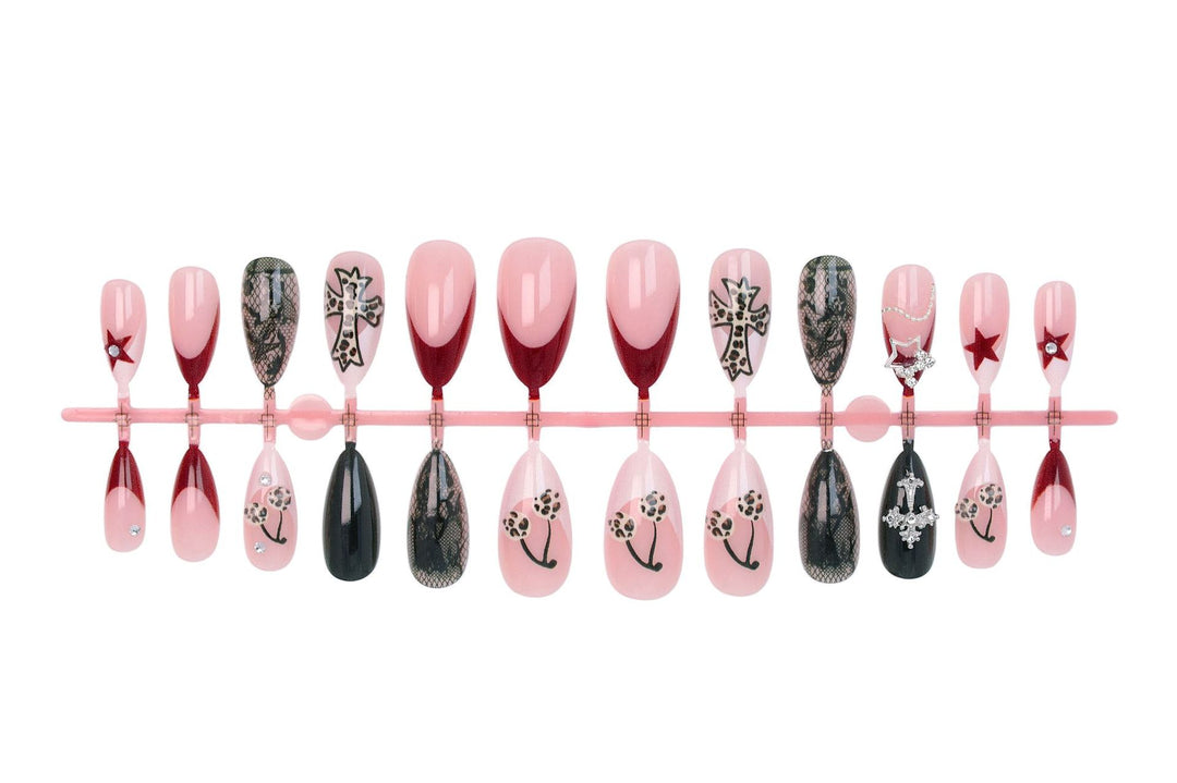 Kunstnagelset mit glamourösen Designs und hochwertigen Verzierungen Karnz