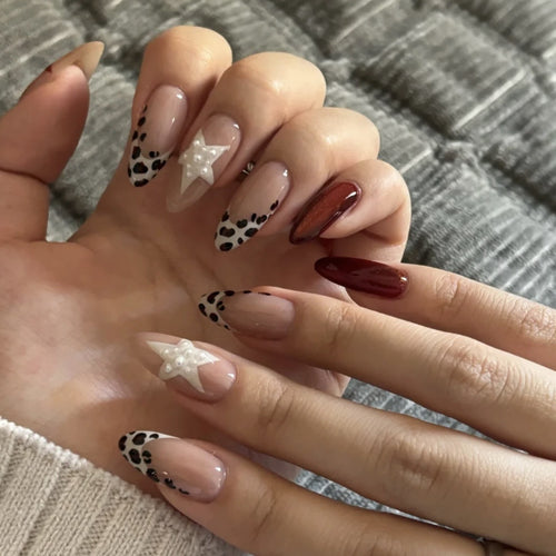 Stylisches Press-On-Nagelset mit künstlerischen Designs