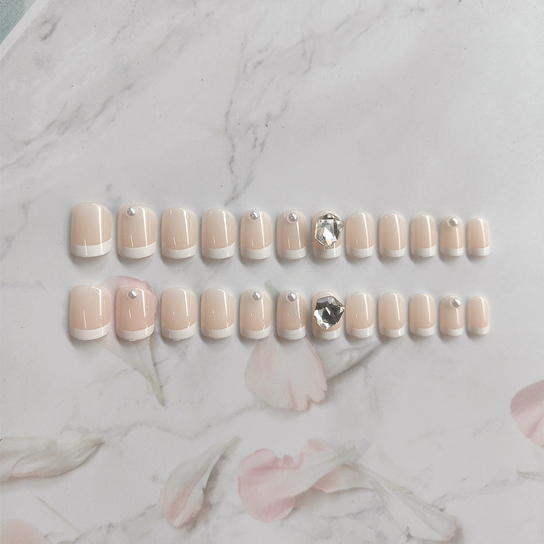 Elegantes mit Edelsteinen verziertes Press-On-Nagel-Set Karnz