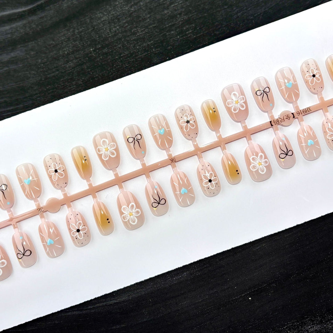 Künstlerisch gestaltetes Blüten-Design Press-On Nail Set